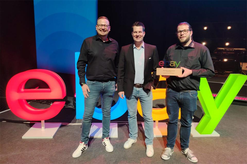 Bei der Preisverleihung: Patrick Kamps (rechts), der für Dutz die Bewerbung eingereicht hat und den Online-Shop führt, mit seinem Kollegen Mathias Kristen (links) und Andreas Häntsch, Mitglied des Leitungsteams von eBay Deutschland.