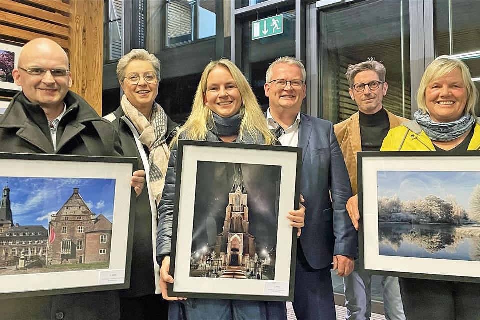 Bei der Preisverleihung (v. l.): Stephan Morgenroth, Diana Brömmel, Barbara Plaßmann, Bürgermeister Martin Tesing, Fotograf Christian Schwitt und Ilse Neuenhoff.