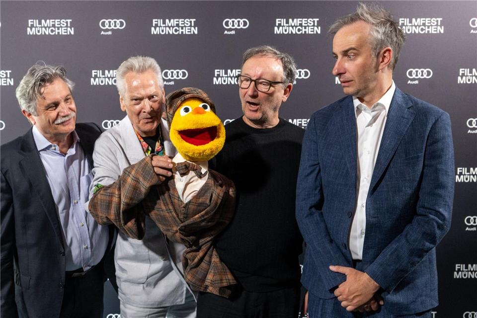 Bei der Premiere von „Hallo Spencer - Der Film“ beim Filmfest München steht Drehbuchautor Jan Böhmermann (rechts) zusammen mit dem Puppenerfinder Winfried Debertin (ganz links) und den Schauspielern Achim Hall (2.v.l) und Rainer Bock zusammen. Der Film kommt jetzt in die Mediathek und dann auch ins ZDF-Fernsehprogramm.Stefan Puchner/dpa
