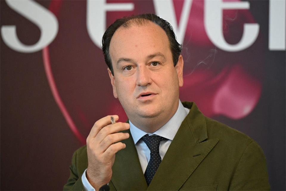 Bei der Pressekonferenz der Intertabac durfte geraucht werden - also griff VdR-Vertreter Maximilian van Ackeren auch am Rednerpult zur Zigarette. Wolf von Dewitz/dpa