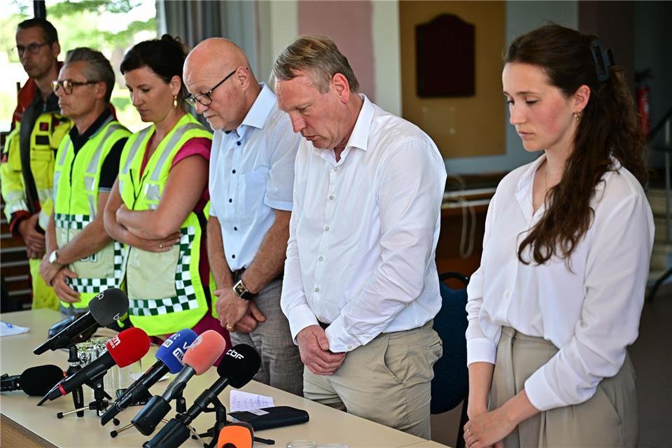 Bei der Pressekonferenz gibt es eine Schweigeminute für die Opfer des Unglücks.Dirk Waem/Belga/dpa