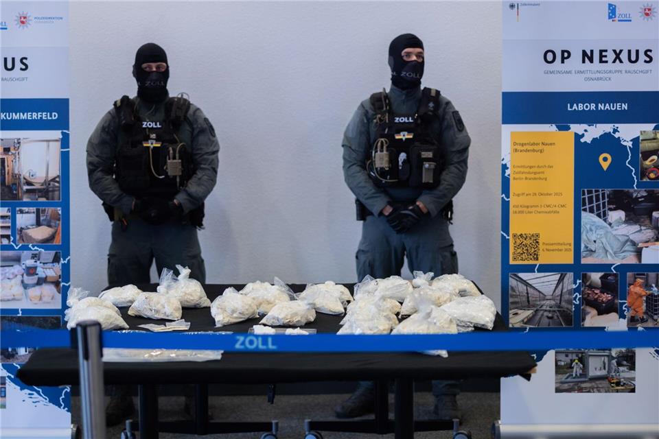 Bei der Pressekonferenz in der Generalzolldirektion in Köln wurden Teile der sichergestellten Chemikalien präsentiert.