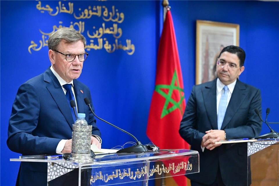 Bei der Pressekonferenz von Außenminister Johann Wadephul (l., CDU) mit seinem marokkanischen Kollegen Nasser Bourita in der Hauptstadt Rabat geht es auch um die Drohung von US-Präsident Donald Trump mit einem Abzug der US-Truppen aus Deutschland.Sebastian Christoph Gollnow/dpa