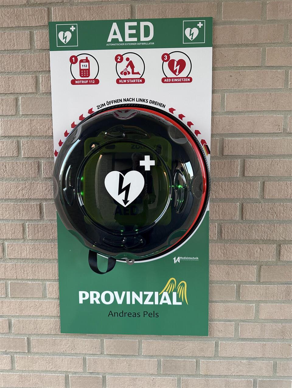 Bei der Provinzial Versicherung Pels hängt nun ein öffentlich zugänglicher Defibrillator.