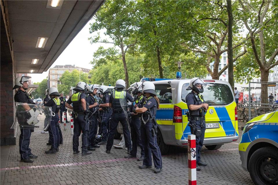 Festnahmen nach Massenschlägerei am Hauptbahnhof Düsseldorf Bei der Prügelei flogen auch Steine und Flaschen. Vincent Kempf/Vincent Kempf /dpa
