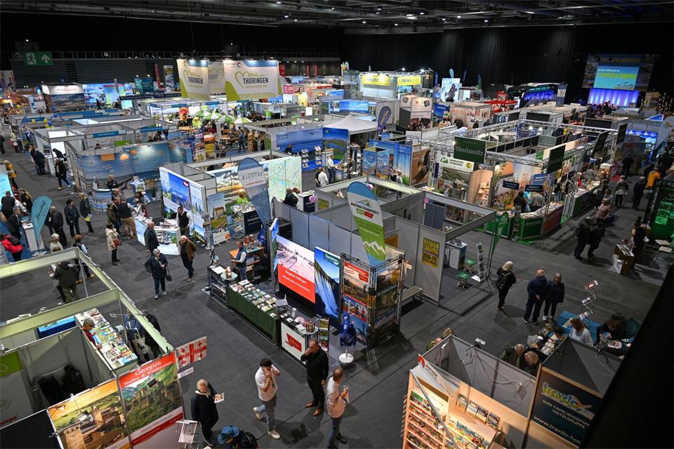Bei der Reisemesse in Erfurt sind viele Aussteller dabei.Martin Schutt/dpa