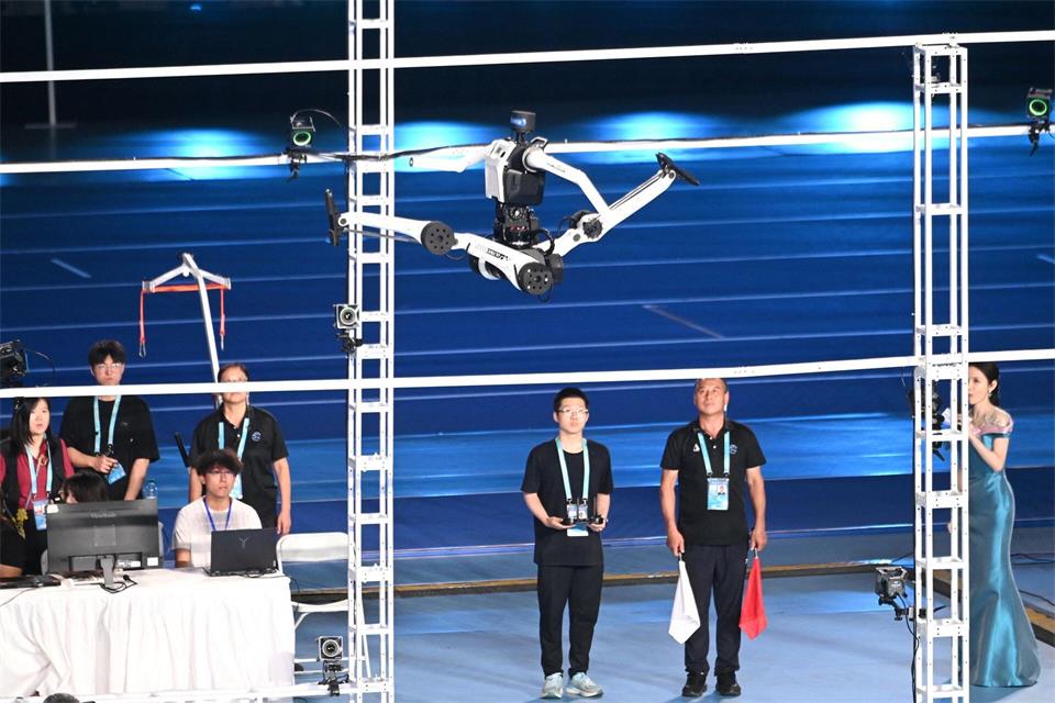 Bei der Roboter-Weltmeisterschaft gibt es auch Disziplinen wie Springen. Johannes Neudecker/dpa