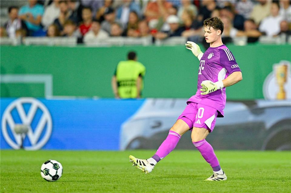Bayern vor heißer Pokal-Aufgabe - Illertissen träumt wieder Bei der Rückkehr in seine Fußball-Heimat wieder im Tor des FC Bayern: Jonas Urbig. (Archivbild)Uwe Anspach/dpa
