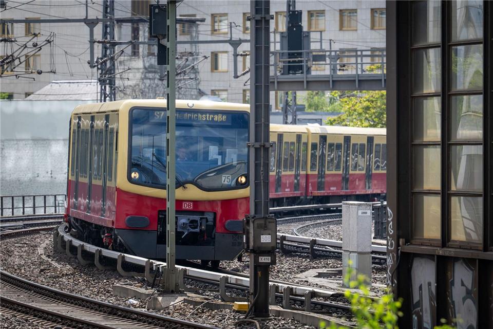 Bei der S-Bahn sorgen Bauarbeiten für Beeinträchtigungen. (Archivbild) Soeren Stache/dpa