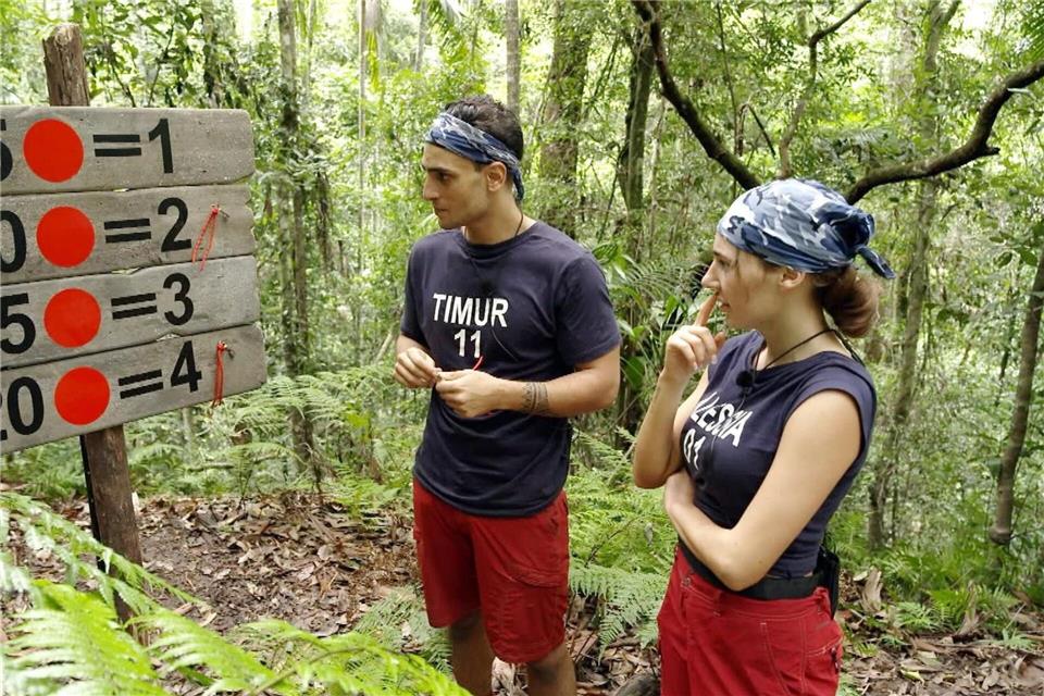 Bei der Schatzsuche stehen Alessia Herren und Timur Ülker vor einer kniffligen Herausforderung.--/RTL/dpa