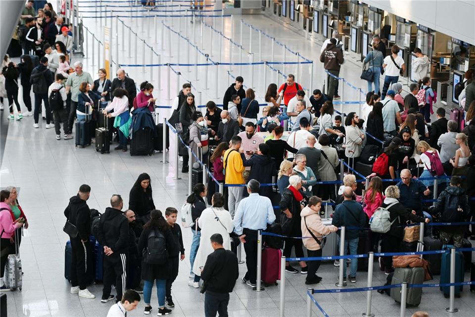 Bei der Sicherheitskontrolle am Düsseldorfer Flughafen kam es zu längeren Wartezeiten. (Archivbild)Malte Krudewig/Malte Krudewig/Dpa/dpa
