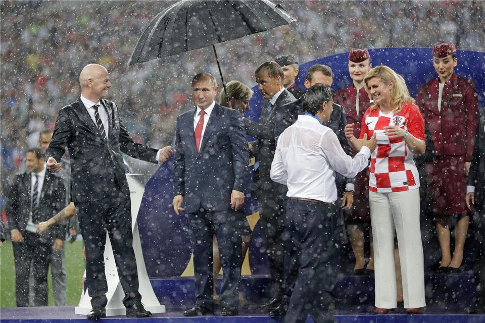 Bei der Siegerehrung 2018 steht Gianni Infantino (l.) neben Russlands Präsident Wladimir Putin im Regen. (Archivbild)Matthias Schrader/AP/dpa