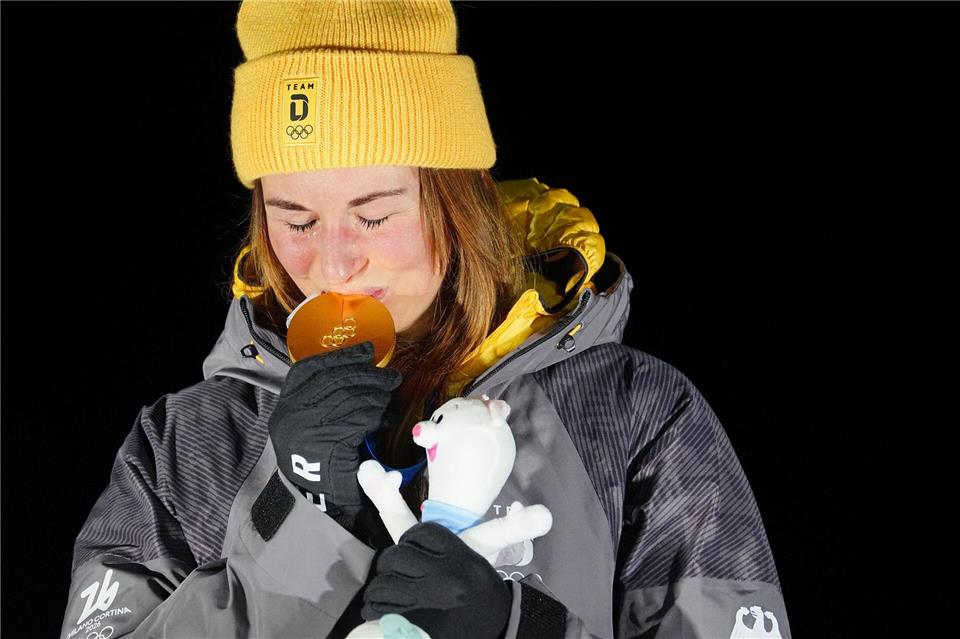 Bei der Siegerehrung war Julia Taubitz sehr ergriffen.Michael Kappeler/dpa