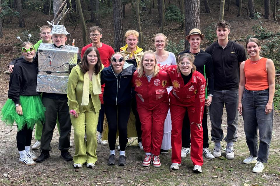 Bei der Spendenübergabe auf Ameland: Sophia Grünewald (r.), Vorständin der Bürgerstiftung, gemeinsam mit dem Betreuerteam des St.-Remigius-Amelandlagers.