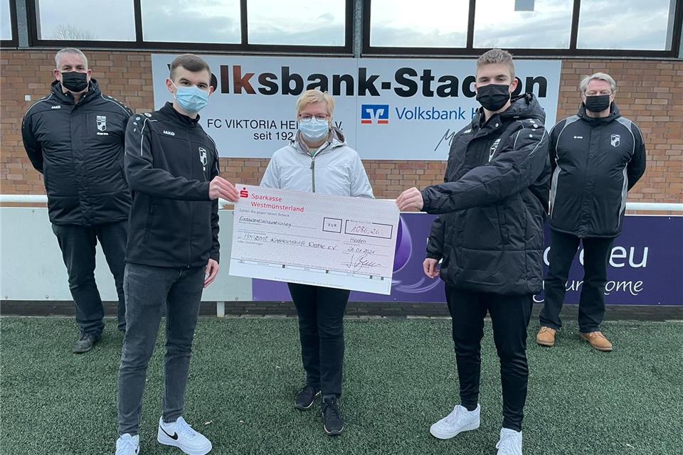 Bei der Spendenübergabe im Volksbank-Stadion der Heidener Viktoria (von links): Jürgen Brun (Jugendvorstand), Ermir Breznica (Kapitän B-Jugend), Irmgard Harke (Vorstandsmitglied Horizont), Alex Brun (Co-Kapitän B-Jugend) und Peter Schlüter (Trainer B-Jugend).