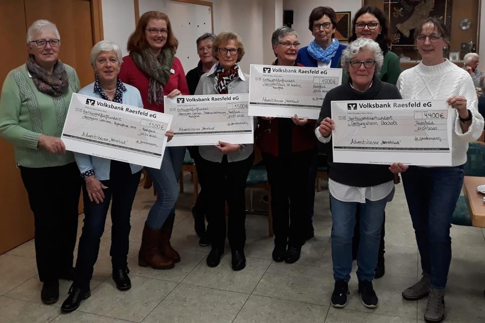 Bei der Spendenübergabe (v. li.): Margret Hilvers, Hanni Brings, Margit Kasparek, Maria Löchteken, Doris Gerdes, Monika Küppers, Annette Tervoort, Anne Eversmann, Monika Strothmann und Barbara Bruns.
