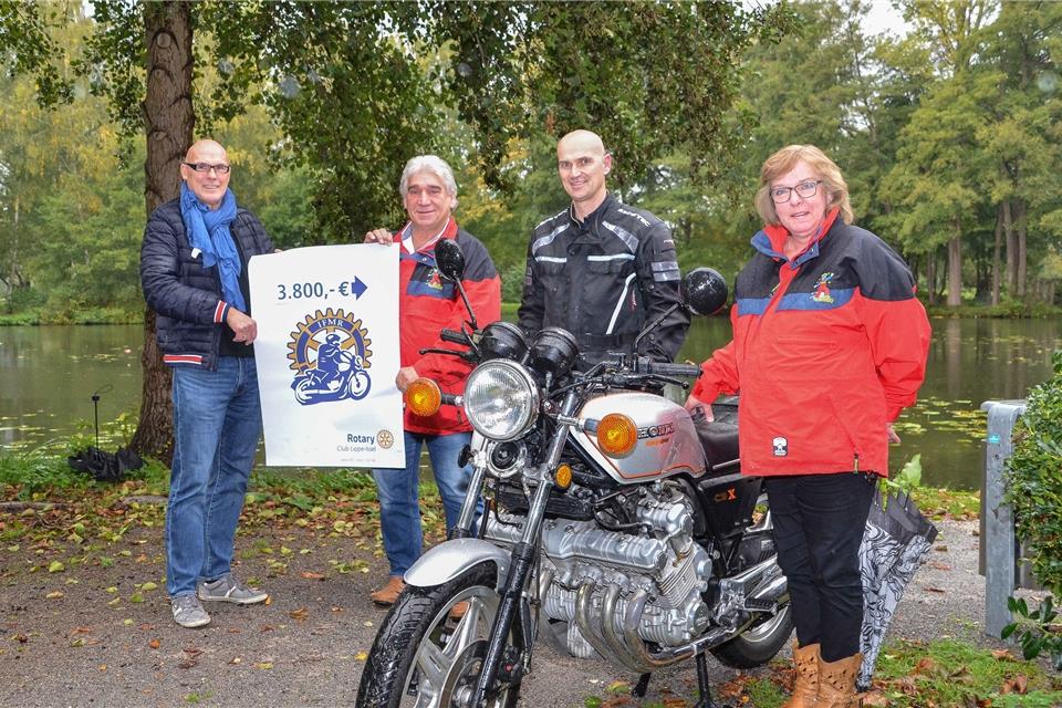 Bei der Spendenübergabe (von links): Malermeister Ingo Bülow, Präsident des RC Lippe-Issel, Dieter Schmitt, zweiter Vorsitzender der GAGU-Zwergenhilfe, Stephan Proff, Rechtsanwalt aus Schermbeck und Incoming-Präsident des RC Lippe-Issel, sowie Gabi Schmitt, Schriftführerin der GAGU-Zwergenhilfe.