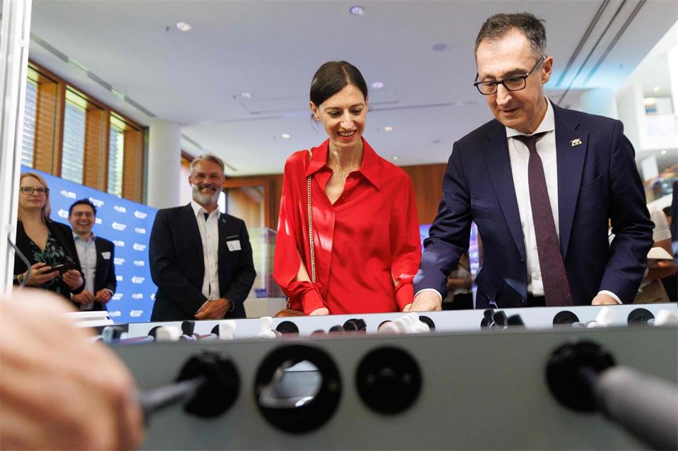 Bei der „Stallwächterparty“ spielten Flavia Zaka und Cem Özdemir eine Partie Tischkicker. (Archivbild) Carsten Koall/dpa