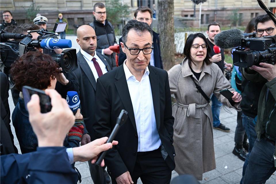 Bei der Stimmabgabe von Özdemir gibt es eine große Medienpräsenz.Bernd Weißbrod/dpa