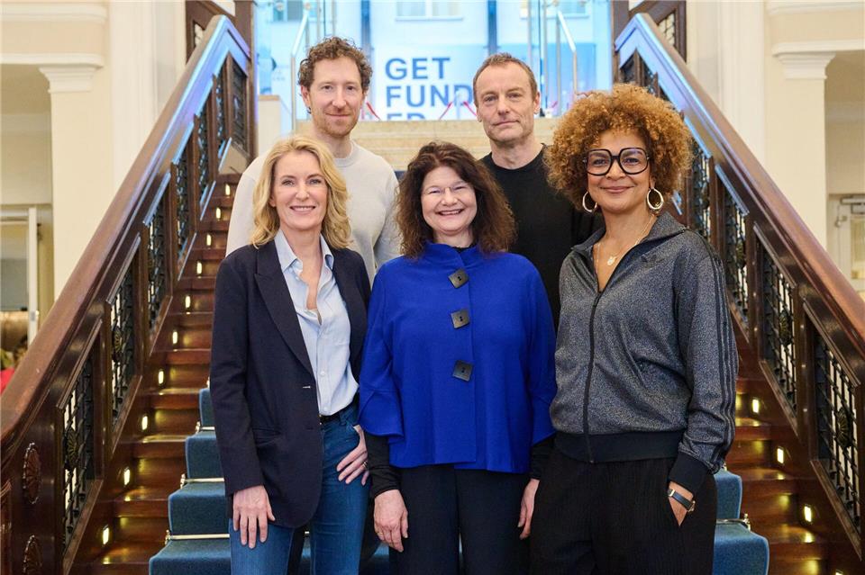 Bei der Studie geht um junge Menschen im Spannungsfeld zwischen Algorithmen und Identitätssuche. Zur Präsentation erschienen Mitinitiatorin Maria Furtwängler, IZI-Leiterin Maya Götz, Filmproduzentin Nataly Kudiabor sowie Moderator Louis Klamroth und Schauspieler Mark Waschke.Annette Riedl/dpa