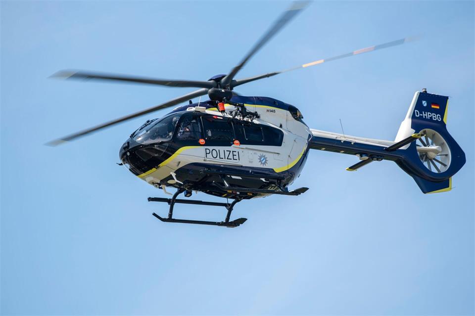 Bei der Suche hilft auch ein Hubschrauber. (Symbolbild)Stefan Puchner/dpa