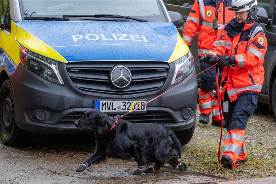 Bei der Suche nach dem Jungen kamen auch Spürhunde zum Einsatz.Stefan Sauer/dpa