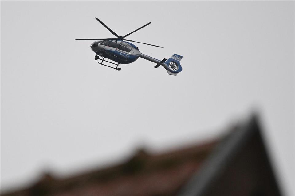 Bei der Suche nach dem Unfallverursacher kam auch ein Polizeihubschrauber zum Einsatz. (Symbolbild)Bernd Weißbrod/dpa