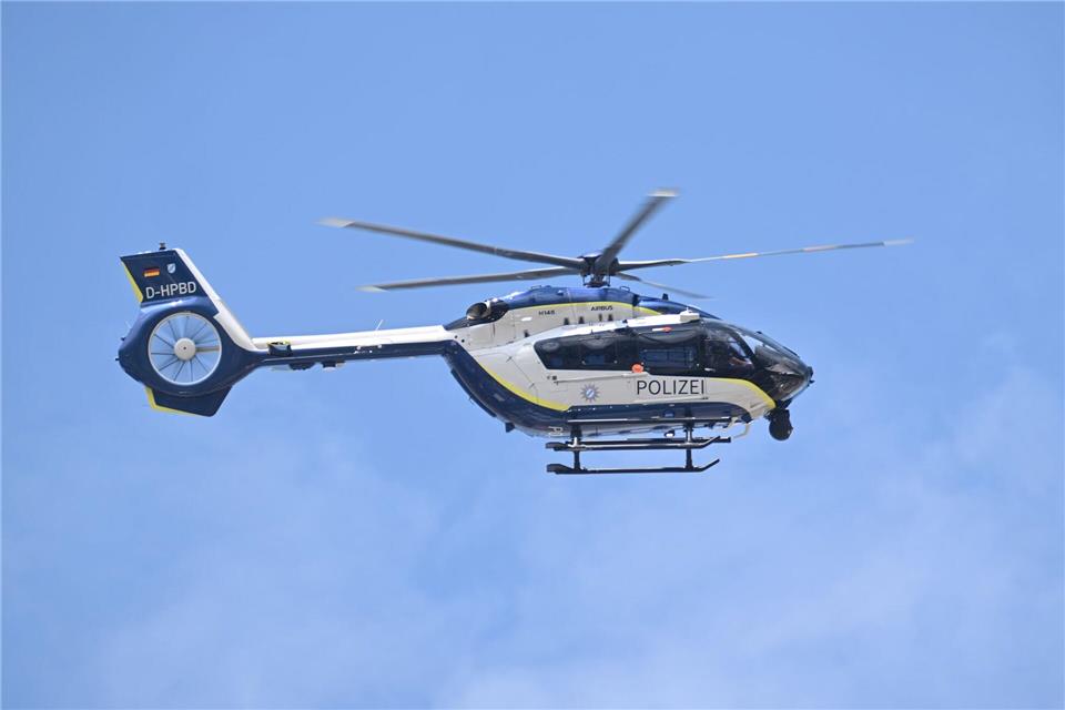 Bei der Suche nach den Tätern kam auch ein Polizeihubschrauber zum Einsatz. (Symbolbild)Felix Hörhager/dpa