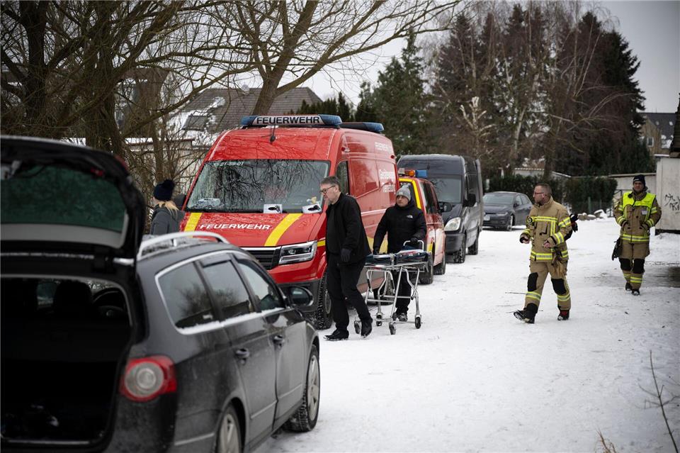 Bei der Suche nach einem Eisbader haben Einsatzkräfte nicht nur einen toten Mann gefunden, sondern auch eine Kamera.Philip Dulian/dpa