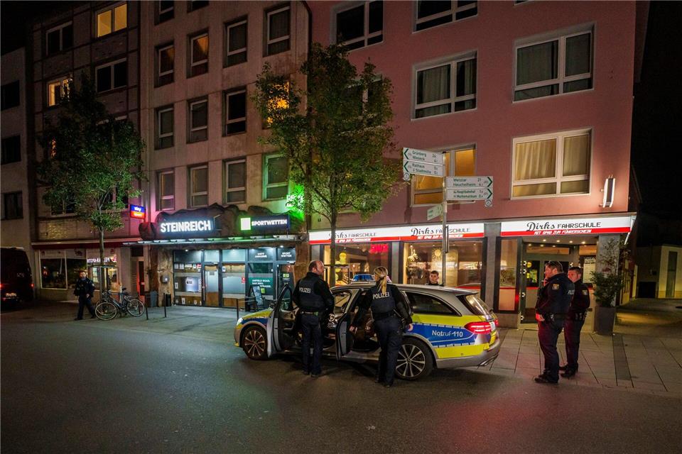Bei der Tat in einem Wettbüro in der Gießener Innenstadt waren drei Menschen durch Schüsse verletzt worden. (Archivbild)Andreas Arnold/dpa
