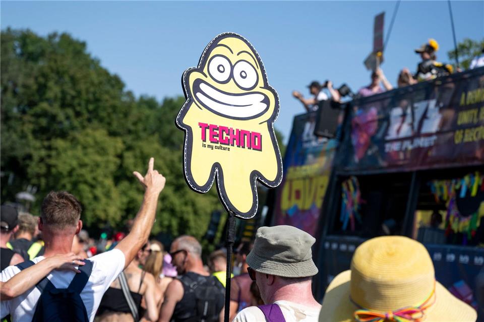 Bei der Techno-Parade „Rave The Planet„ feierten Tausende trotz großer Hitze ausgelassen. Christophe Gateau/dpa