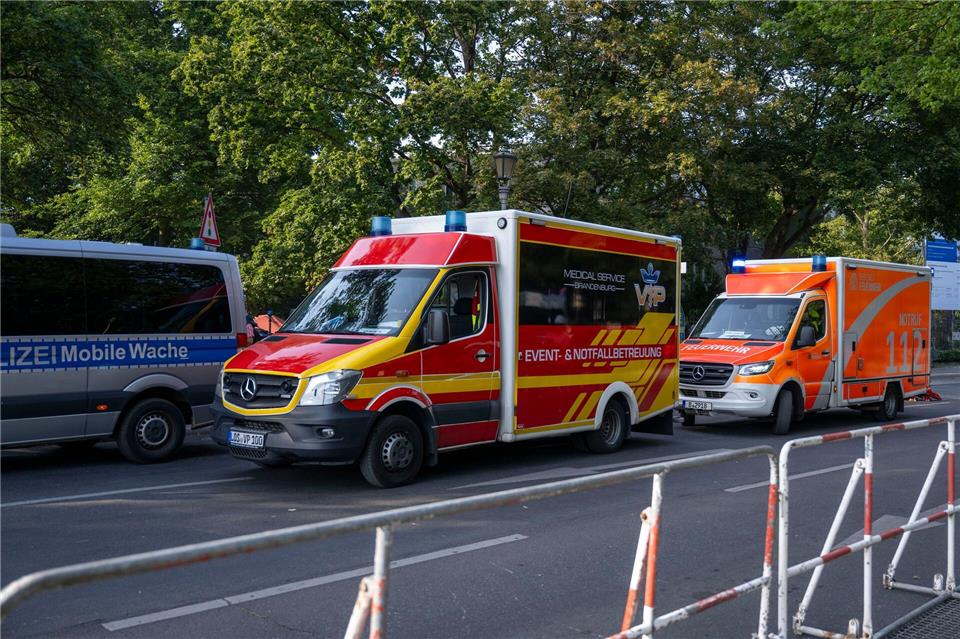 Bei der Techno-Parade „Rave The Planet“ waren viele Rettungskräfte vor Ort, um die Sicherheit zu gewährleisten und bei Bedarf schnell zu helfen. Christophe Gateau/dpa