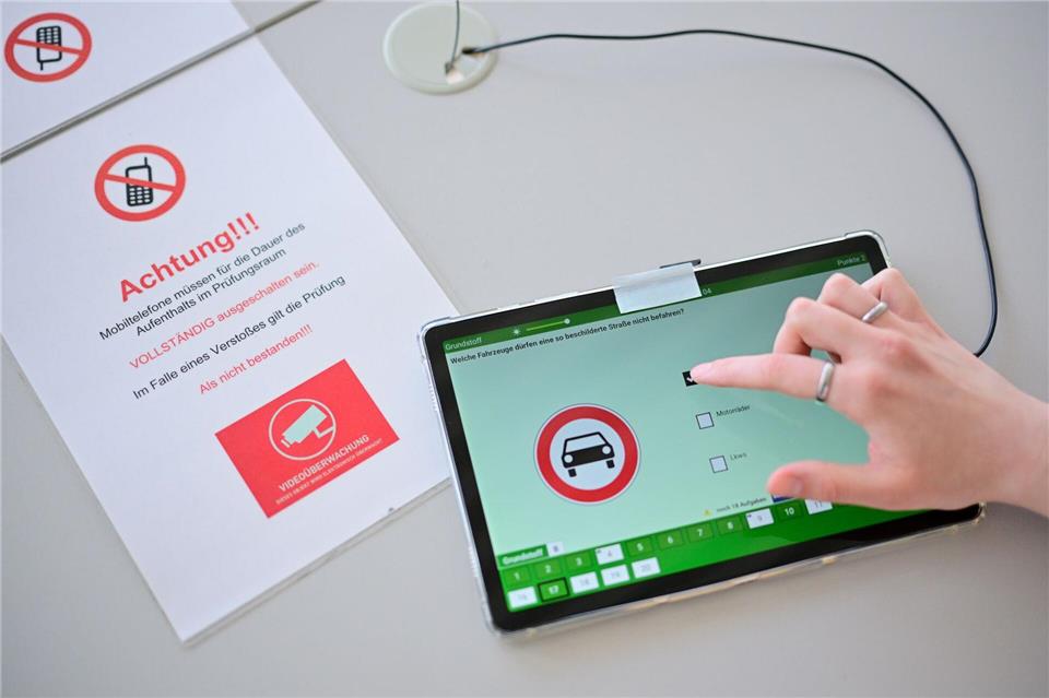 Bei der Theorieprüfung für den Führerschein kommen häufig Täuschungsversuche vor. (Symbolbild)Sebastian Gollnow/dpa