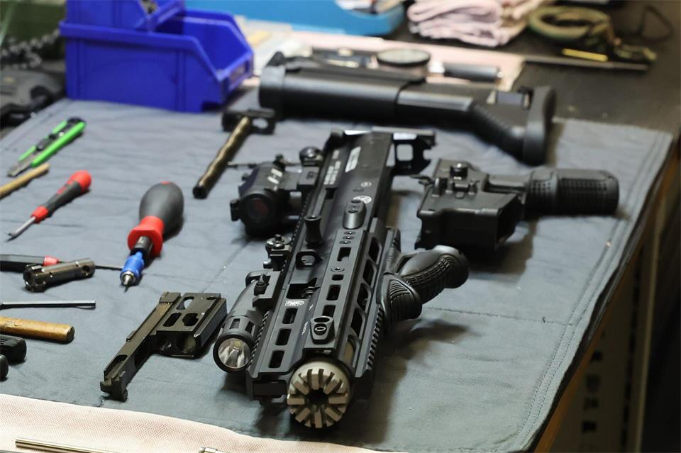 Bei der Thüringer Polizei werden Waffen ausgetauscht. (Symbolbild) Bodo Schackow/dpa