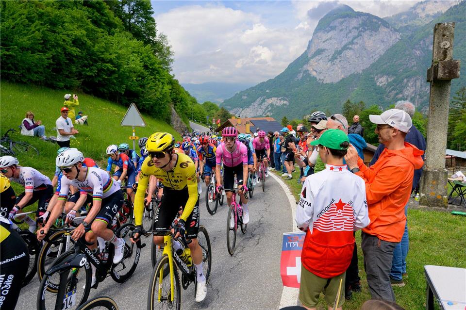 Bei der Tour de Romandie standen die ersten Berge auf dem Programm.Jean-Christophe Bott/KEYSTONE/dpa