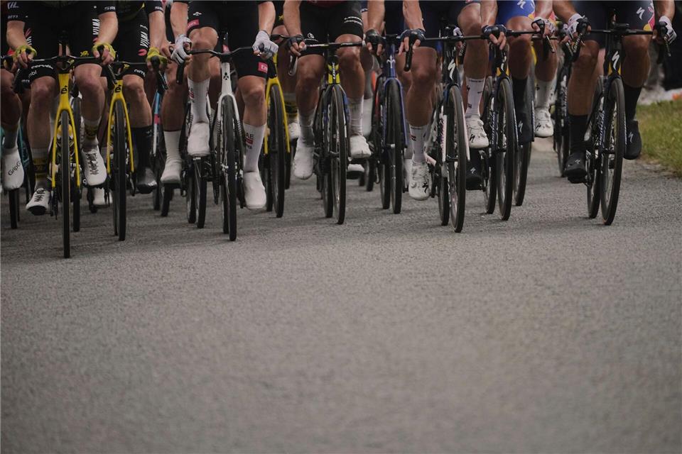Bei der Tour de la Guadeloupe haben sich zwei Radrennfahrer einfach von einem Begleitfahrzeug mitziehen lassen. (Symbolfoto)Thibault Camus/AP/dpa