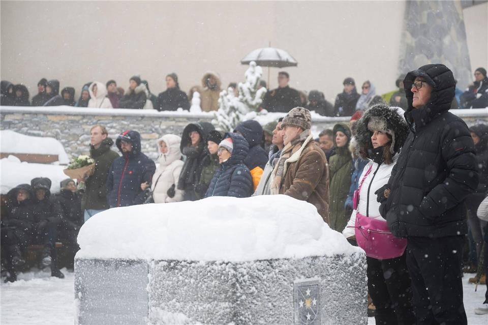 Bei der Trauerfeier für die Opfer des Infernos von Crans-Montana ruhte in der Schweiz für Minuten das öffentliche Leben.Alessandro Della Valle/KEYSTONE/dpa
