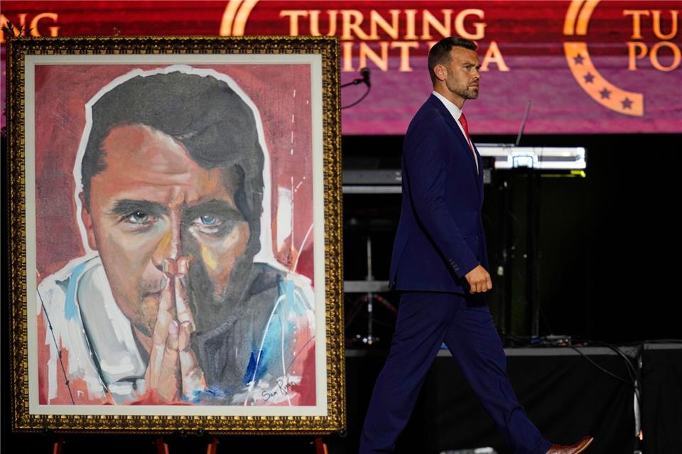 Bei der Trauerfeier sprachen auch andere rechte Aktivisten wie Jack Posobiec.John Locher/AP/dpa