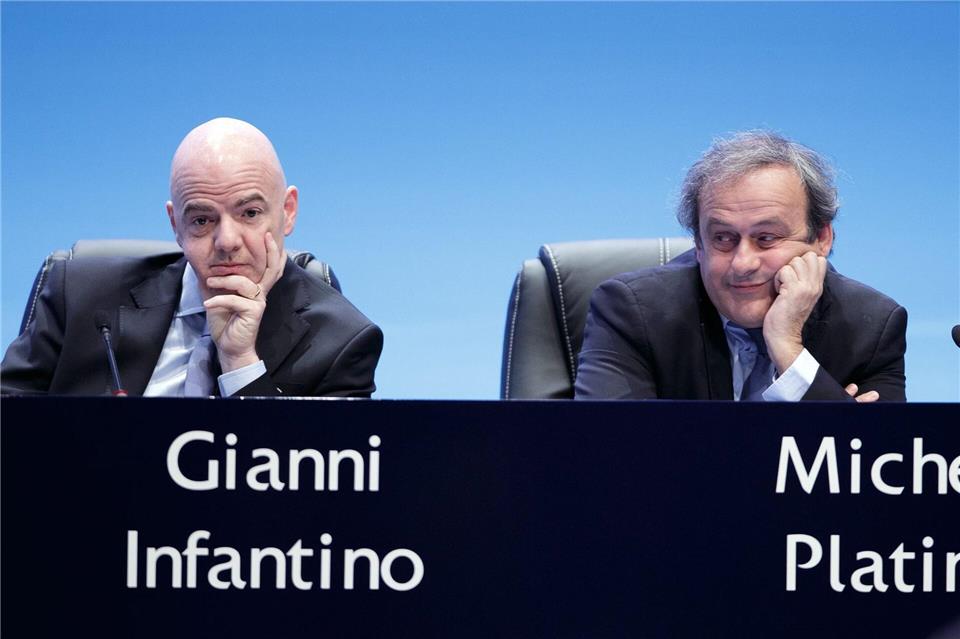 Bei der UEFA arbeiteten Michel Platini (r) als Präsident und Gianni Infantino als Generalsekretär lange zusammen. (Archivbild)Georg Hochmuth/APA/dpa