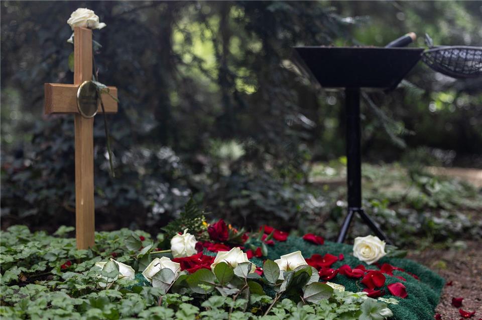 Bei der Überführung verstorbener Menschen in ihre ausländische Heimat gibt es ein Spannungsfeld zwischen religiösen Vorschriften und kriminologischen Erwägungen. (Symbolbild)Hannes P Albert/dpa