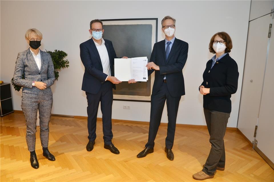 Bei der Übergabe der Bestellungsurkunde (v.l.): Regierungspräsidentin Dorothee Feller, Hauptdezernent Andreas Grotendorst, Vizepräsident Dr. Ansgar Scheipers und Personaldezernentin Christiane Wienströer.