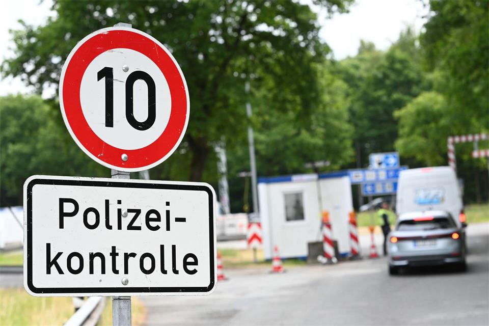 Bei der Überwachung der Grenzregion zwischen Niedersachsen und den Niederlanden setzt die Bundespolizei auf verschiedene Taktiken. (Archivbild) Lars Penning/dpa