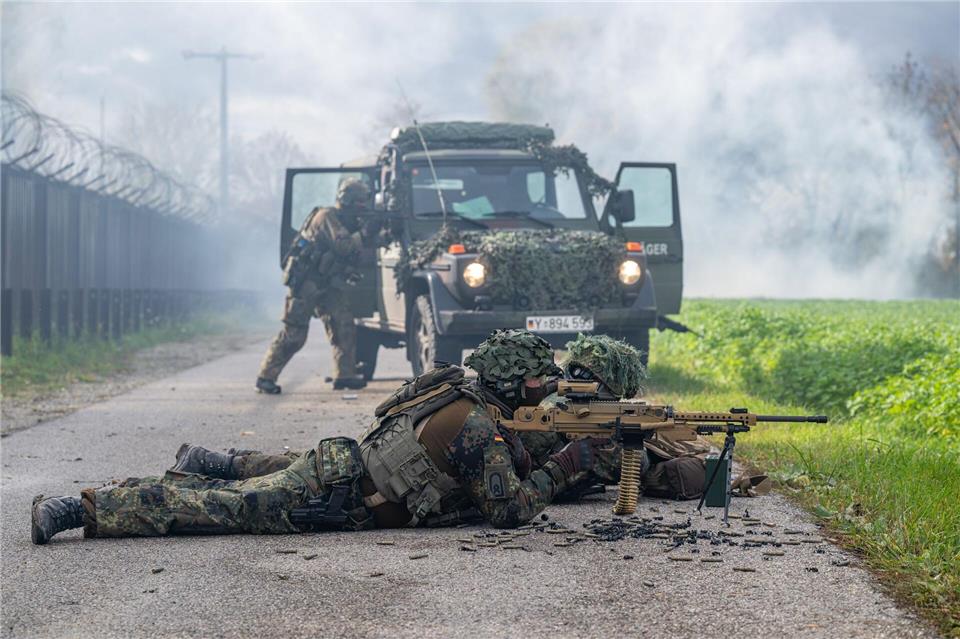 Herrmann nimmt Polizei nach Schuss auf Soldaten in Schutz  Bei der Übung „Marshal Power“ sollten Bundeswehr, Polizei und Rettungskräfte ein gemeinsames Vorgehen üben. Armin Weigel/dpa