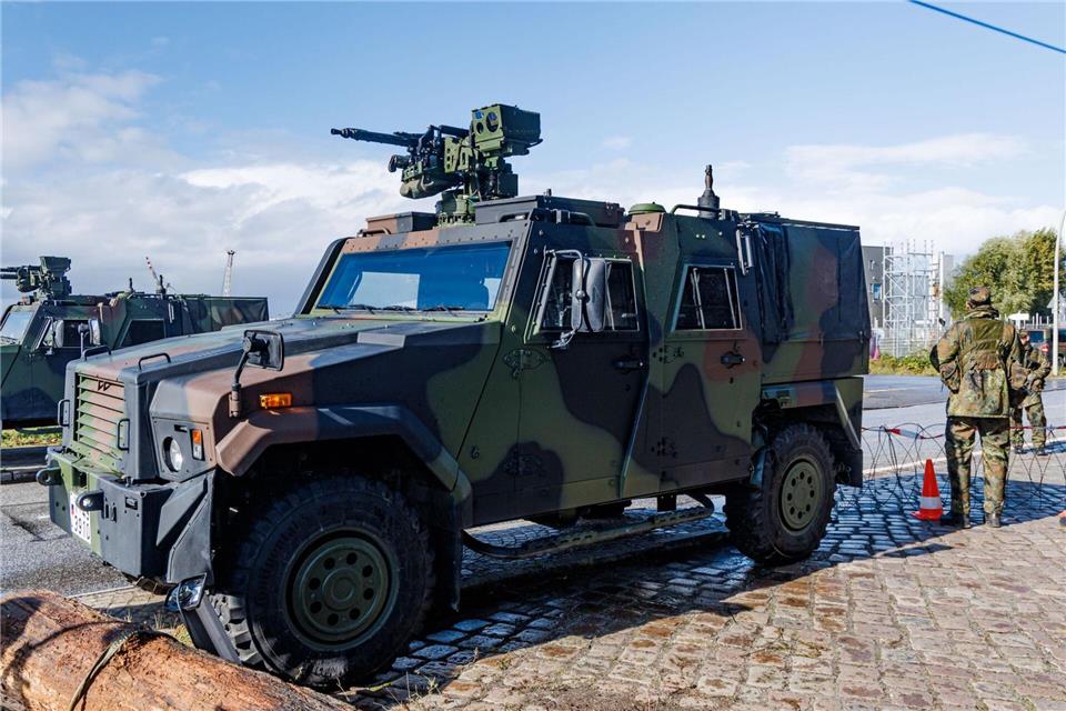 Bei der Übung „Red Storm Alpha“ im vergangenen Jahr ging es um den Schutz wichtiger Infrastruktur im Hamburger Hafen. Bei der nun anstehenden Übung „Red Storm Bravo“ dreht es sich um die militärisch-zivile Zusammenarbeit bei der Verlegung großer Truppenteile. (Archivbild)Markus Scholz/dpa