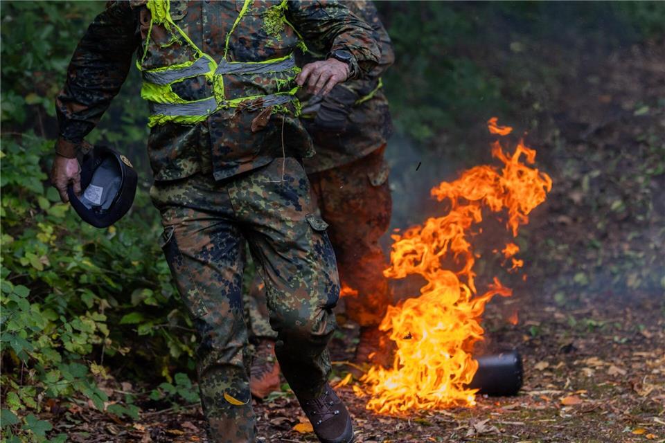 Bei der Übung zu einem Katastrophenfall in einem militärischen Sicherheitsbereich ist es in Düsseldorf zu einem Ernstfall mit zwei Verletzten gekommen.Rolf Vennenbernd/dpa