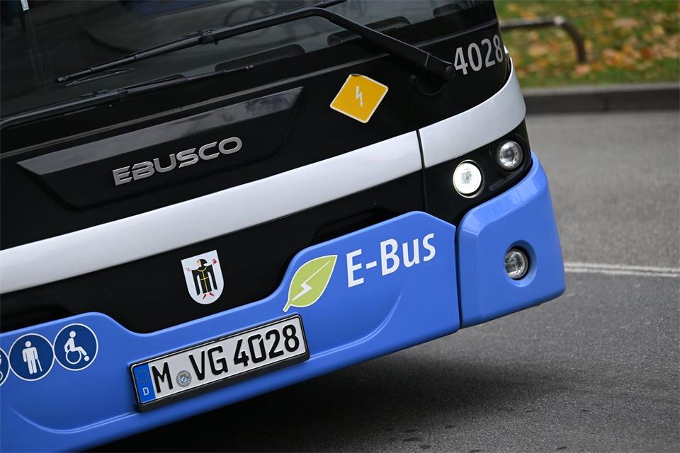 Bei der Umrüstung auf E-Busse liegt München nach einer Untersuchung im Mittelfeld. (Archivbild)Angelika Warmuth/dpa