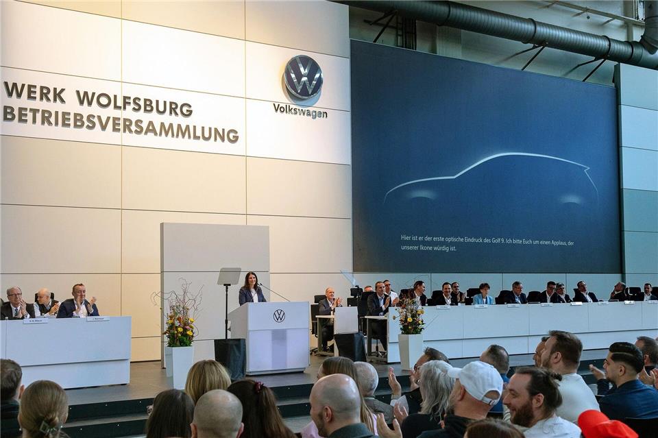 Bei der VW-Betriebsversammlung sind die Umrisse des kommenden Golf 9 erstmals auf der Leinwand zu sehen.Cem-Kerim Delikan/Volkswagen AG/dpa