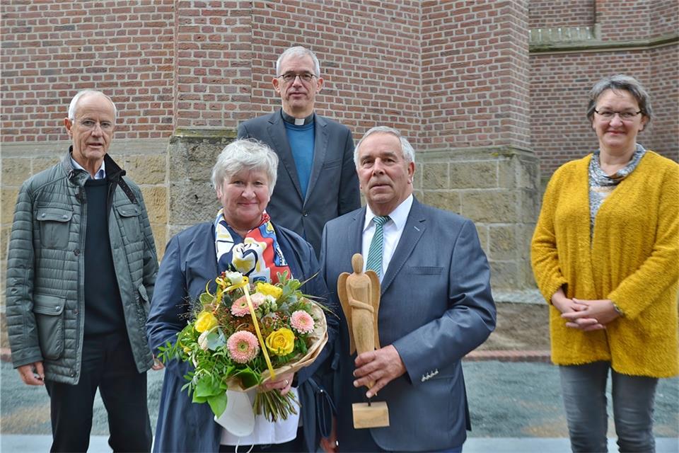 Bei der Verabschiedung am Sonntag nach dem Gottesdienst: Christa und Hubert Fundermann (vorne) sowie dahinter (v. l.) Georg Badurczyk (Kirchenvorstand), Pastor Michael Kenkel und Edith Liesner, die Vorsitzende des Pfarreirates St. Martin.