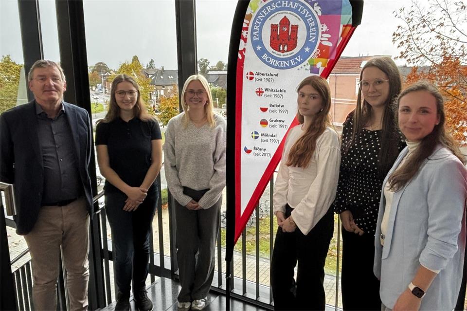 Bei der Verabschiedung (von links): Jürgen Kuhlmann, Sophia Ridder und Marlene Birke (Stadtverwaltung Borken sowie Gina Wormuth, Lilly Roth und Sandra Jürgens (Amtsverwaltung Grabow).