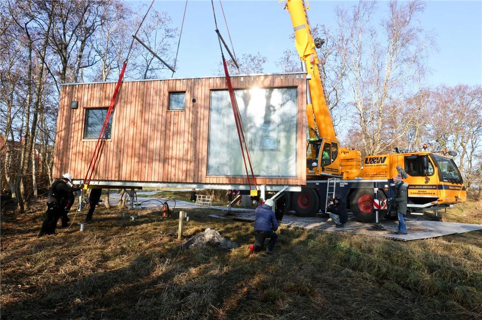 Bei der Verankerung an den Punktfundamenten ist Zentimeterarbeit gefragt. Christian Butt/dpa